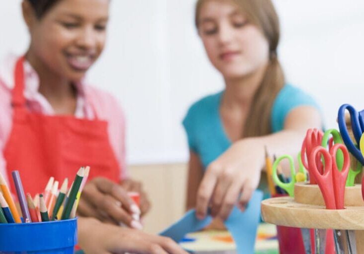 elementary-school-art-class-with-teacher_HYCRacASj-1-1500x750