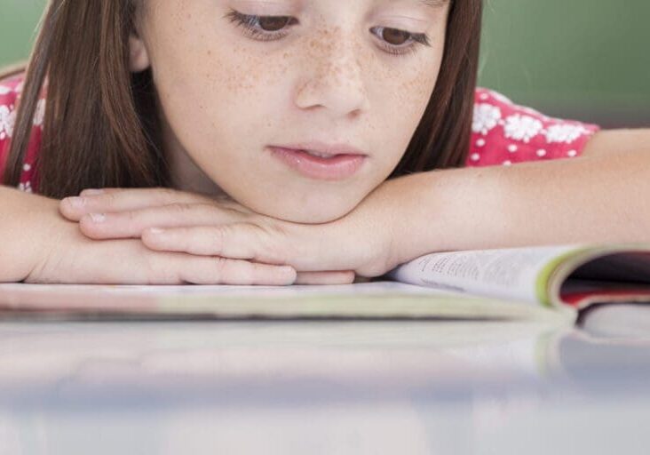 girl-reading-at-school_Bjgspu6AIg-1500x750