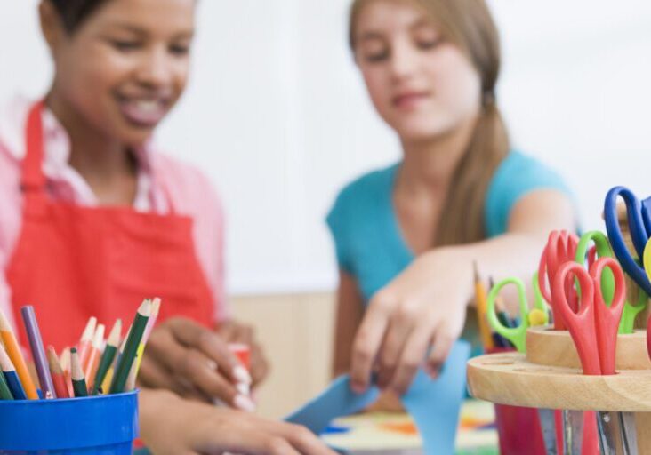 elementary-school-art-class-with-teacher_HYCRacASj-1-1500x750 elementary-school-art-class-with-teacher_HYCRacASj-1-1500x750