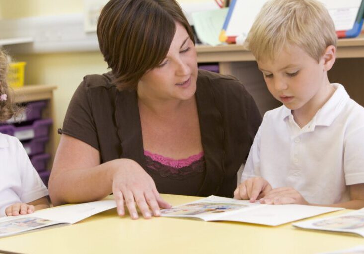 schoolchildren-and-their-teacher-reading-in-a-primary-class_rtKlEDAAro-1500x750 schoolchildren-and-their-teacher-reading-in-a-primary-class_rtKlEDAAro-1500x750
